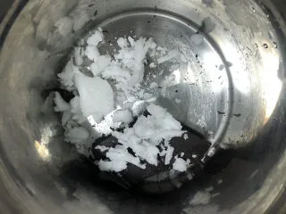 梦龙脆皮盒子,椰子油和巧克力放在容器中。