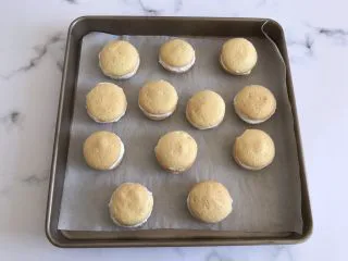 迷你巧克力夹心派,棉花糖变软盖上另一半的蛋糕饼，晾凉