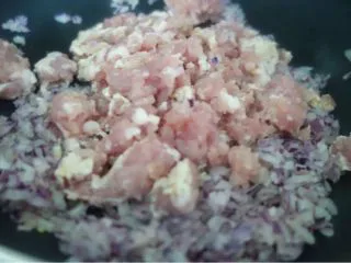 番茄肉酱意粉,倒入猪肉沫炒至变色。