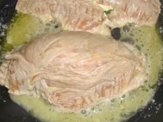 意大利美味——菠菜鸡肉排,用黄油把鸡肉排煎黄，等稍凉些后斜刀切两半