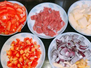 肉肉版罗宋汤,降所有材料切丁