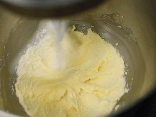 红丝绒蛋糕 无需酪乳 奶酪霜抹面,把软化的室温黄油和细砂糖倒进去，高速打发，黄油变成淡黄油，把没有打到的部分用刮刀刮进去。 再高速打发。