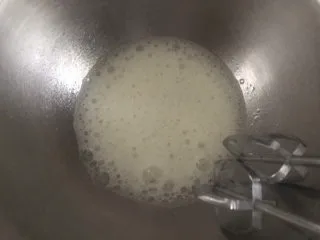 玉米面杯子蛋糕(少油少糖粗粮蛋糕),再来处理蛋白,打蛋器开高速打到鱼眼粗泡泡时加入1/3白糖(第一次)