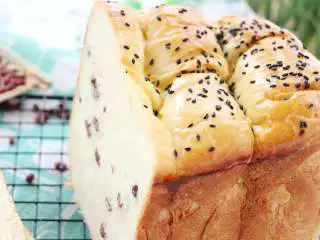 蜜豆吐司 宝宝辅食,将吐司放在面包架上晾凉 