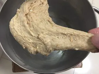 奶酪全麦面包,先用低速挡搅拌1分钟，转中速搅拌5分钟，再转高速搅拌40分钟，面团起筋可以拉伸。