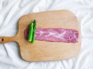 培根“如意”卷, 放两至三根芦笋放在一端