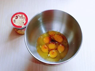 红糖枣糕别在外面买了~自己在家做~健康无添加,鸡蛋打入打蛋盆中,滴入柠檬汁,加入红糖,电动打蛋器快速打发。