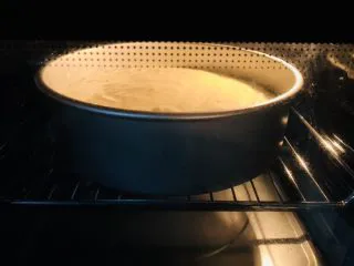 十寸戚风蛋糕（不开裂）,戴上隔热手套，将蛋糕糊放入烤箱中，上下火130度烤80分钟。 我的烤箱是32L，温度偏高，所提供的温度仅供参考。