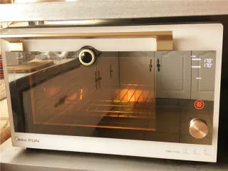 柠檬玛德琳甜甜圈,烤箱170度上下火预热。