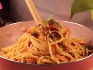 教你一个拌面的新吃法，口感爽滑劲道,将拌匀的意面出锅摆盘，最后撒上一些出彩做点缀。