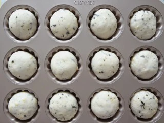  海苔芝士玛德琳咸面包,发酵8分满取出面团，盖上油纸用平盘压好