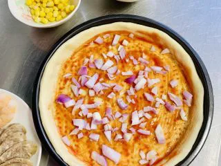 一次发酵——虾仁牛肉肠披萨,放入洋葱碎