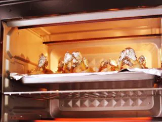 棒棒糖烤鸡翅根（新奥尔良口味）,烤箱220℃上下火烤20分钟。