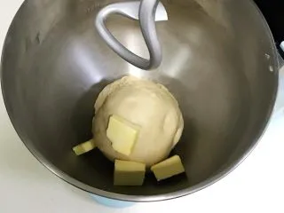 牛奶炼乳蔓越莓软欧,揉至面团光滑,呈扩展阶段,往搅拌桶内加入黄油。