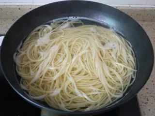 培根芝士意大利面,把意大利面放进锅里煮8-10分钟,今天用到的是细圆的意大利面,煮到什么程度可以自己试,找自己喜欢的硬度即可。