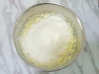 玛格丽特饼干,筛入混合好的低筋面粉和玉米淀粉