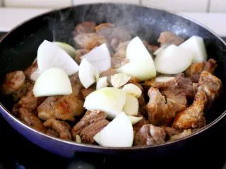 #食二星座#法式红酒炖牛肉 Boeuf Bourguignon,6.然后下洋葱块和大蒜炒香。