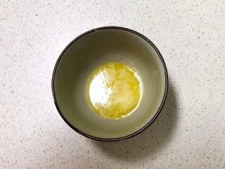 宝宝健康食谱 旺仔小馒头,黄油隔水融化