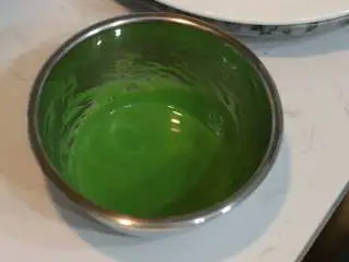 圣诞树枫糖戚风, 抹茶完全融化的状态，这样处理可以避免有没有融化的颗粒状抹茶粉 