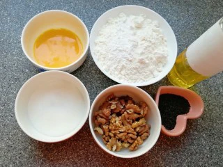 芝麻核桃一口酥,准备好食材,泡打粉和小苏打直接和低筋面粉混合均匀,糖和盐放在一起了。