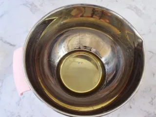 日式棉花蛋糕,玉米油煮至出现纹路,关火