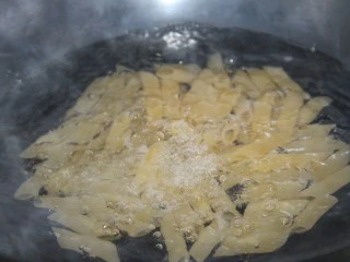 番茄鸡蛋通心粉,放入通心粉煮