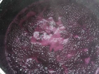 百变水果 蝶豆花蛋糕卷.百香果蓝莓馅,水开以后改中火不停的搅拌慢慢熬,直至熬成熬的粘稠为止
