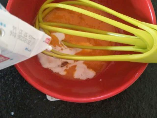 最“柔软”纸杯蛋糕☕—爆浆巧克力,加入15克牛奶。