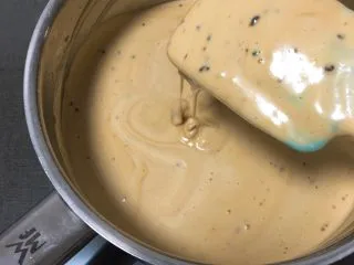 咖啡玉枕蛋糕,用翻拌的手法拌匀蛋糕糊。