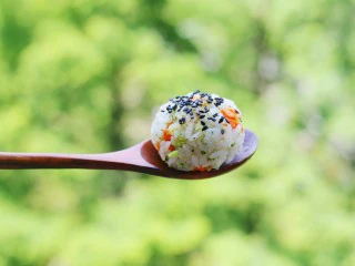 西兰花肉松芝士饭团,一口一个停不下来。