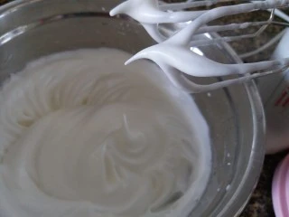 圣诞杯子蛋糕,蛋清内滴几滴柠檬汁,白砂糖分三次加入到蛋清内打发,一直打到硬性发泡。这个时候开始预170度预热烤箱