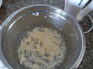 巧克力豆曲奇,每次黄油和糖粉完全融合后加入下一次。