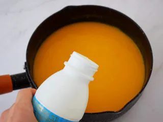 寿星公芒果慕斯蛋糕(十寸),把酸奶加入到晾凉的芒果泥中