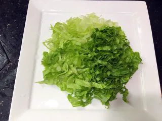 美味的日式炸猪排,生菜洗干净，切成丝