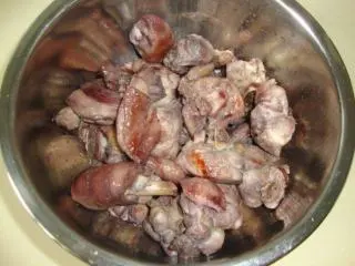 法国家常菜：红酒烩鸡,煎至微焦，放入洋葱块、培根、口蘑、番茄酱炒匀