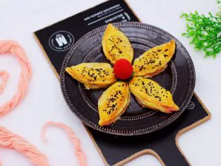 草莓芝士酥～蛋挞皮版,好吃到爆，蛋挞皮摇身一变草莓芝士酥咯。