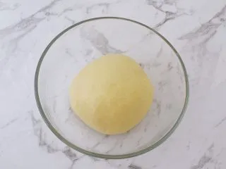 豆沙吐司面包,取出面团揉圆放在温暖处发酵至两倍大