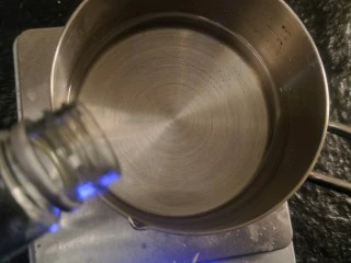 奶油草莓海绵蛋糕,加热糖完全融化后放凉冷却,加入朗姆酒。