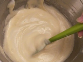 简单版轻乳酪蛋糕(8寸),把奶油霜从冰箱拿出翻版手法慢慢混合