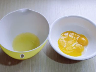 简单易学~巧克力淋面蛋糕,蛋黄与蛋白分离,分别在无油无水的容器中。