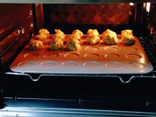 黑芝麻麻薯面包,将烤盘入预热好的烤箱中层。(170度预热10分钟） 1