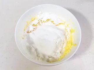 猕猴桃造型饼干,筛入低筋面粉。