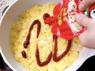 无需烤箱❗平底锅搞定菠萝披萨,挤上番茄酱