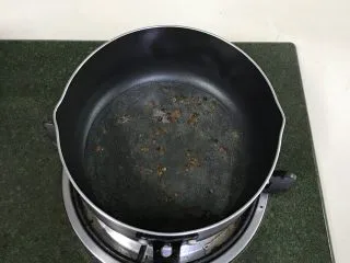 椒盐五香千层饼,锅中倒入玉米油，加适量的花椒，中小火炸香。