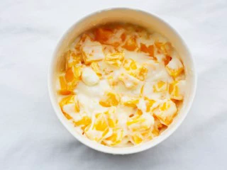 好吃到爆的酸奶芒果土司,搅拌均匀。