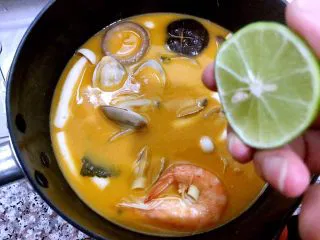 冬阴功海鲜汤or火锅,关火后淋上青柠汁