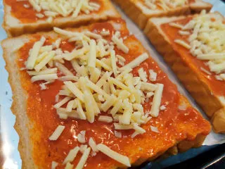 吐司培根披萨,放上奶酩