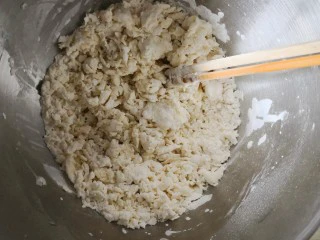零色素卡通馒头可爱独角兽馒头, 将材料称好混合,用筷子搅拌成絮状。然后揉成光滑的面团