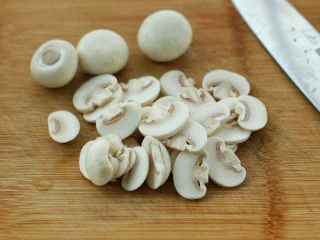 奶油蘑菇培根意面,口蘑洗净切片
