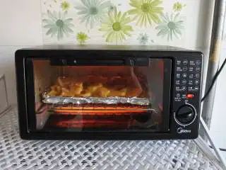 西式蒜香烤土豆,上下火180度，烤制20-30分钟